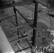 Lata 60., Warszawa, Polska.
Budowa osiedla mieszkaniowego.
Fot. Marek Zürn, zbiory Fundacji Ośrodka KARTA