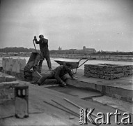 Lata 60., Warszawa, Polska.
Budowa osiedla mieszkaniowego, n/z murarze przy pracy.
Fot. Marek Zürn, zbiory Fundacji Ośrodka KARTA