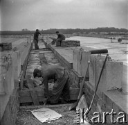 Lata 60., Warszawa, Polska.
Budowa osiedla mieszkaniowego, n/z murarze przy pracy.
Fot. Marek Zürn, zbiory Fundacji Ośrodka KARTA