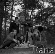 Lata 60., Puszcza Kampinoska, Polska.
Grupa przyjaciół podczas posiłku na wycieczce do Puszczy Kampinoskiej, n/z Marek Zürn (2L).
Fot. Marek Zürn, zbiory Fundacji Ośrodka KARTA