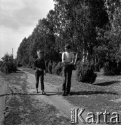 Lata 60., Pogorzel Warszawska, Polska.
Kobieta i mężczyzna podczas spaceru.
Fot. Marek Zürn, zbiory Fundacji Ośrodka KARTA