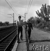 Lata 60., Pogorzel Warszawska, Polska.
Kobieta i mężczyzna przy torach kolejowych.
Fot. Marek Zürn, zbiory Fundacji Ośrodka KARTA