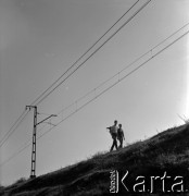 Lata 60., Warszawa (okolice), Polska.
Kobieta i mężczyzna na nasypie kolejowym.
Fot. Marek Zürn, zbiory Fundacji Ośrodka KARTA