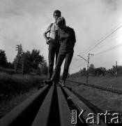 Lata 60., Warszawa (okolice), Polska.
Kobieta i mężczyzna przy torach kolejowych.
Fot. Marek Zürn, zbiory Fundacji Ośrodka KARTA