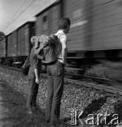 Lata 60., Warszawa (okolice), Polska.
Kobieta i mężczyzna na tle jadącego pociągu.
Fot. Marek Zürn, zbiory Fundacji Ośrodka KARTA