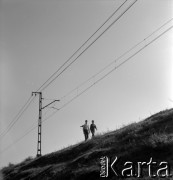 Lata 60., Warszawa (okolice), Polska.
Kobieta i mężczyzna na nasypie kolejowym.
Fot. Marek Zürn, zbiory Fundacji Ośrodka KARTA
