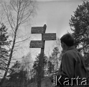 Lata 60., Puszcza Kampinoska, Polska.
Puszcza Kampinoska, n/z drogowskazy szlaków turystycznych.
Fot. Marek Zürn, zbiory Fundacji Ośrodka KARTA