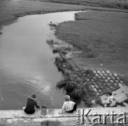 Lata 60., Puszcza Kampinoska, Polska.
Puszcza Kampinoska, n/z chłopcy nad rzeką.
Fot. Marek Zürn, zbiory Fundacji Ośrodka KARTA