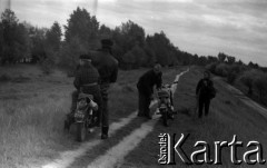 Lata 60., Warszawa (okolice), Polska.
Wał przeciwpowodziowy na Wiśle pomiędzy Siekierkami a Górą Kalwarią.
Fot. Marek Zürn, zbiory Fundacji Ośrodka KARTA