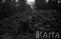 Lata 60., Góry Świętokrzyskie, Polska.
Wycieczka po Górach Świętokrzyskich, szlak przez gołoborze.
Fot. Marek Zürn, zbiory Fundacji Ośrodka KARTA