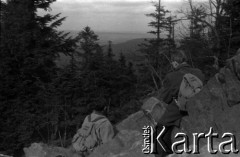 Lata 60., Góry Świętokrzyskie, Polska.
Wycieczka po Górach Świętokrzyskich, odpoczynek na gołoborzu.
Fot. Marek Zürn, zbiory Fundacji Ośrodka KARTA