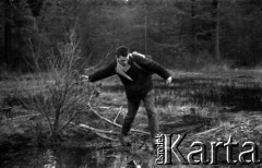 Lata 60., Góry Świętokrzyskie, Polska.
Wycieczka po Górach Świętokrzyskich, n/z Marek Zürn.
Fot. Marek Zürn, zbiory Fundacji Ośrodka KARTA