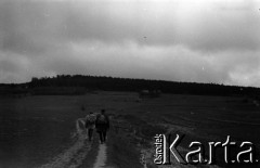 Lata 60., Góry Świętokrzyskie, Polska.
Wycieczka po Górach Świętokrzyskich.
Fot. Marek Zürn, zbiory Fundacji Ośrodka KARTA