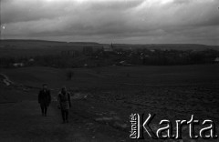 Lata 60., Góry Świętokrzyskie, Polska.
Wycieczka po Górach Świętokrzyskich, w tle Bodzentyn.
Fot. Marek Zürn, zbiory Fundacji Ośrodka KARTA