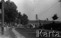 Lata 60., miejsce nieznane, Polska.
Droga na południu Polski.
Fot. Marek Zürn, zbiory Fundacji Ośrodka KARTA