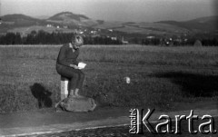 Lata 60., miejsce nieznane, Polska.
Autostopowiczka.
Fot. Marek Zürn, zbiory Fundacji Ośrodka KARTA