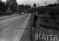 Lata 60., miejsce nieznane, Polska.
Autostopowiczka.
Fot. Marek Zürn, zbiory Fundacji Ośrodka KARTA