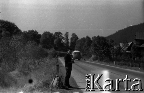 Lata 60., miejsce nieznane, Polska.
Autostopowicz Marek Zürn.
Fot. Marek Zürn, zbiory Fundacji Ośrodka KARTA