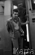 Lata 60., miejsce nieznane, Polska.
Marek Zürn na stopniach pociągu.
Fot. Marek Zürn, zbiory Fundacji Ośrodka KARTA