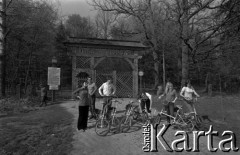 Lata 60., Puszcza Białowieska, Polska.
Uczestnicy wycieczki rowerowej przy bramie Białowieskiego Parku Narodowego.
Fot. Marek Zürn, zbiory Fundacji Ośrodka KARTA