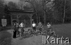 Lata 60., Puszcza Białowieska, Polska.
Uczestnicy wycieczki rowerowej przy bramie Białowieskiego Parku Narodowego.
Fot. Marek Zürn, zbiory Fundacji Ośrodka KARTA