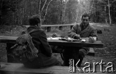 Lata 60., Góry Świętokrzyskie, Polska.
Wycieczka po Górach Świętokrzyskich, n/z posiłek podczas wędrówki.
Fot. Marek Zürn, zbiory Fundacji Ośrodka KARTA