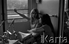 Lata 60., miejsce nieznane, Polska.
Rowerzystki podczas podróży pociągiem podmiejskim.
Fot. Marek Zürn, zbiory Fundacji Ośrodka KARTA