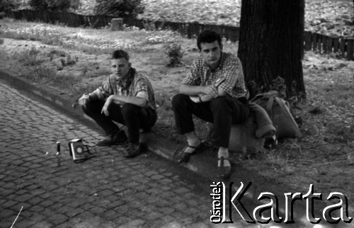Lata 60., miejsce nieznane, Polska.
Odpoczynek przy drodze.
Fot. Marek Zürn, zbiory Fundacji Ośrodka KARTA