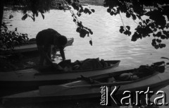Lata 60., Augustów (okolice), Polska.
Kajaki na brzegu jeziora.
Fot. Marek Zürn, zbiory Fundacji Ośrodka KARTA