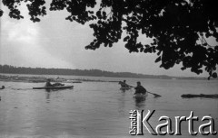 Lata 60., Augustów (okolice), Polska.
Kajakarze na jeziorze.
Fot. Marek Zürn, zbiory Fundacji Ośrodka KARTA