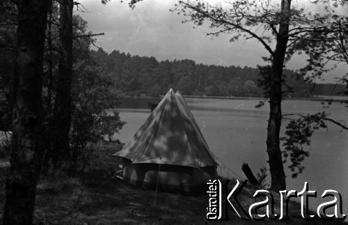 Lata 60., Augustów (okolice), Polska.
Biwak pod namiotem.
Fot. Marek Zürn, zbiory Fundacji Ośrodka KARTA