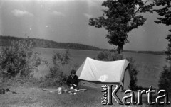 Lata 60., Augustów (okolice), Polska.
Biwak pod namiotem.
Fot. Marek Zürn, zbiory Fundacji Ośrodka KARTA