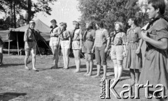 Lata 60., Puszcza Kampinoska, Polska.
Obóz harcerzy Hufca Żoliborskiego, n/z apel w przebraniach.
Fot. Marek Zürn, zbiory Fundacji Ośrodka KARTA