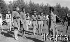 Lata 60., Puszcza Kampinoska, Polska.
Obóz harcerzy Hufca Żoliborskiego, n/z apel w przebraniach.
Fot. Marek Zürn, zbiory Fundacji Ośrodka KARTA