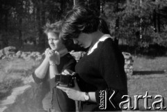 Lata 60., Puszcza Kampinoska, Polska.
Obóz harcerzy Hufca Żoliborskiego, n/z harcerka z aparatem fotograficznym.
Fot. Marek Zürn, zbiory Fundacji Ośrodka KARTA
