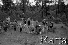 Lata 60., Puszcza Kampinoska, Polska.
Dzieci wiejskie podczas gier i zabaw organizowanych przez harcerzy Hufca Żoliborskiego.
Fot. Marek Zürn, zbiory Fundacji Ośrodka KARTA