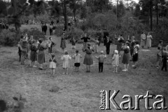 Lata 60., Puszcza Kampinoska, Polska.
Dzieci wiejskie podczas gier i zabaw organizowanych przez harcerzy Hufca Żoliborskiego.
Fot. Marek Zürn, zbiory Fundacji Ośrodka KARTA