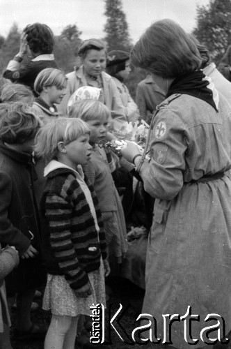 Lata 60., Puszcza Kampinoska, Polska.
Dzieci wiejskie podczas gier i zabaw organizowanych przez harcerzy Hufca Żoliborskiego.
Fot. Marek Zürn, zbiory Fundacji Ośrodka KARTA