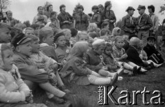 Lata 60., Puszcza Kampinoska, Polska.
Dzieci wiejskie podczas gier i zabaw organizowanych przez harcerzy Hufca Żoliborskiego.
Fot. Marek Zürn, zbiory Fundacji Ośrodka KARTA