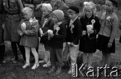 Lata 60., Puszcza Kampinoska, Polska.
Dzieci wiejskie podczas gier i zabaw organizowanych przez harcerzy Hufca Żoliborskiego.
Fot. Marek Zürn, zbiory Fundacji Ośrodka KARTA