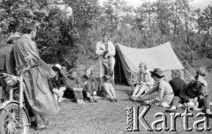 Lata 60., Puszcza Kampinoska, Polska.
Obóz harcerzy Hufca Żoliborskiego.
Fot. Marek Zürn, zbiory Fundacji Ośrodka KARTA