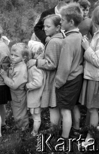 Lata 60., Puszcza Kampinoska, Polska.
Dzieci wiejskie podczas gier i zabaw organizowanych przez harcerzy Hufca Żoliborskiego.
Fot. Marek Zürn, zbiory Fundacji Ośrodka KARTA