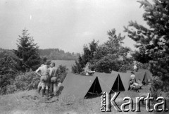 Lata 60., Puszcza Kampinoska, Polska.
Obóz harcerzy Hufca Żoliborskiego.
Fot. Marek Zürn, zbiory Fundacji Ośrodka KARTA