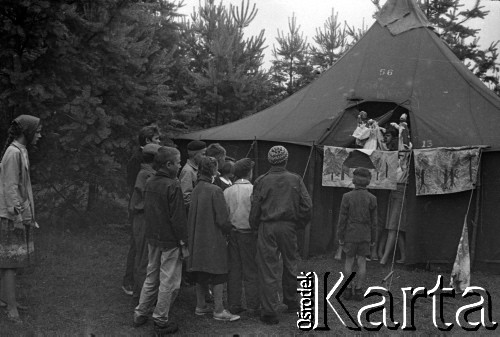 Lata 60., Puszcza Kampinoska, Polska.
Obóz harcerzy Hufca Żoliborskiego, n/z przedstawienie teatralne dla miejscowych dzieci.
Fot. Marek Zürn, zbiory Fundacji Ośrodka KARTA