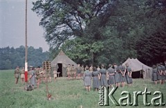 1958, Ławica k. Kłodzka, Polska.
Obóz harcerski drużyny 121 z Żoliborza, n/z apel.
Fot. Marek Zürn, zbiory Fundacji Ośrodka KARTA
