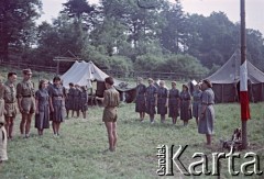 1958, Ławica k. Kłodzka, Polska.
Obóz harcerski drużyny 121 z Żoliborza, n/z apel.
Fot. Marek Zürn, zbiory Fundacji Ośrodka KARTA