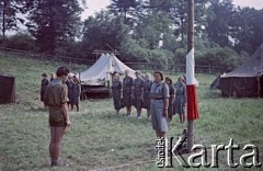 1958, Ławica k. Kłodzka, Polska.
Obóz harcerski drużyny 121 z Żoliborza, n/z apel.
Fot. Marek Zürn, zbiory Fundacji Ośrodka KARTA