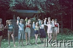 1958, Ławica k. Kłodzka, Polska.
Obóz harcerski drużyny 121 z Żoliborza, n/z przedstawienie dla miejscowych dzieci.
Fot. Marek Zürn, zbiory Fundacji Ośrodka KARTA