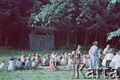 1958, Ławica k. Kłodzka, Polska.
Obóz harcerski drużyny 121 z Żoliborza, n/z przedstawienie dla miejscowych dzieci.
Fot. Marek Zürn, zbiory Fundacji Ośrodka KARTA