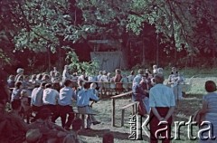 1958, Ławica k. Kłodzka, Polska.
Obóz harcerski drużyny 121 z Żoliborza, n/z przedstawienie dla miejscowych dzieci.
Fot. Marek Zürn, zbiory Fundacji Ośrodka KARTA